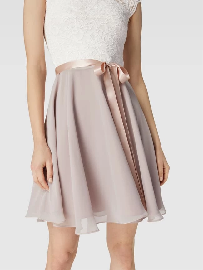 Swing Cocktailkleid Mit Spitzenbesatz - Altrosa 5 Swing Cocktailkleid Mit Spitzenbesatz - Altrosa – Bild 3